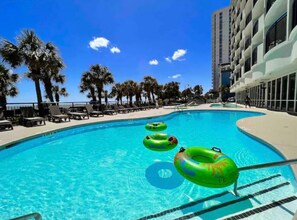 Piscine intérieure, piscine extérieure