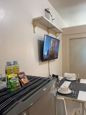 Condo, 1 Bedroom, Non Smoking | In-room dining