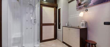 Douche, articles de toilette (gratuits), séchoir à cheveux