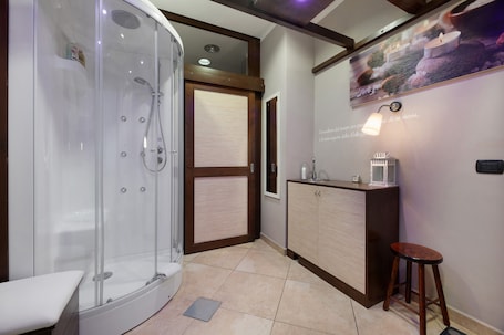 Shower, free toiletries, hair dryer, towels. Apartment 'La Casa Di Lu - Val D'Intelvi'