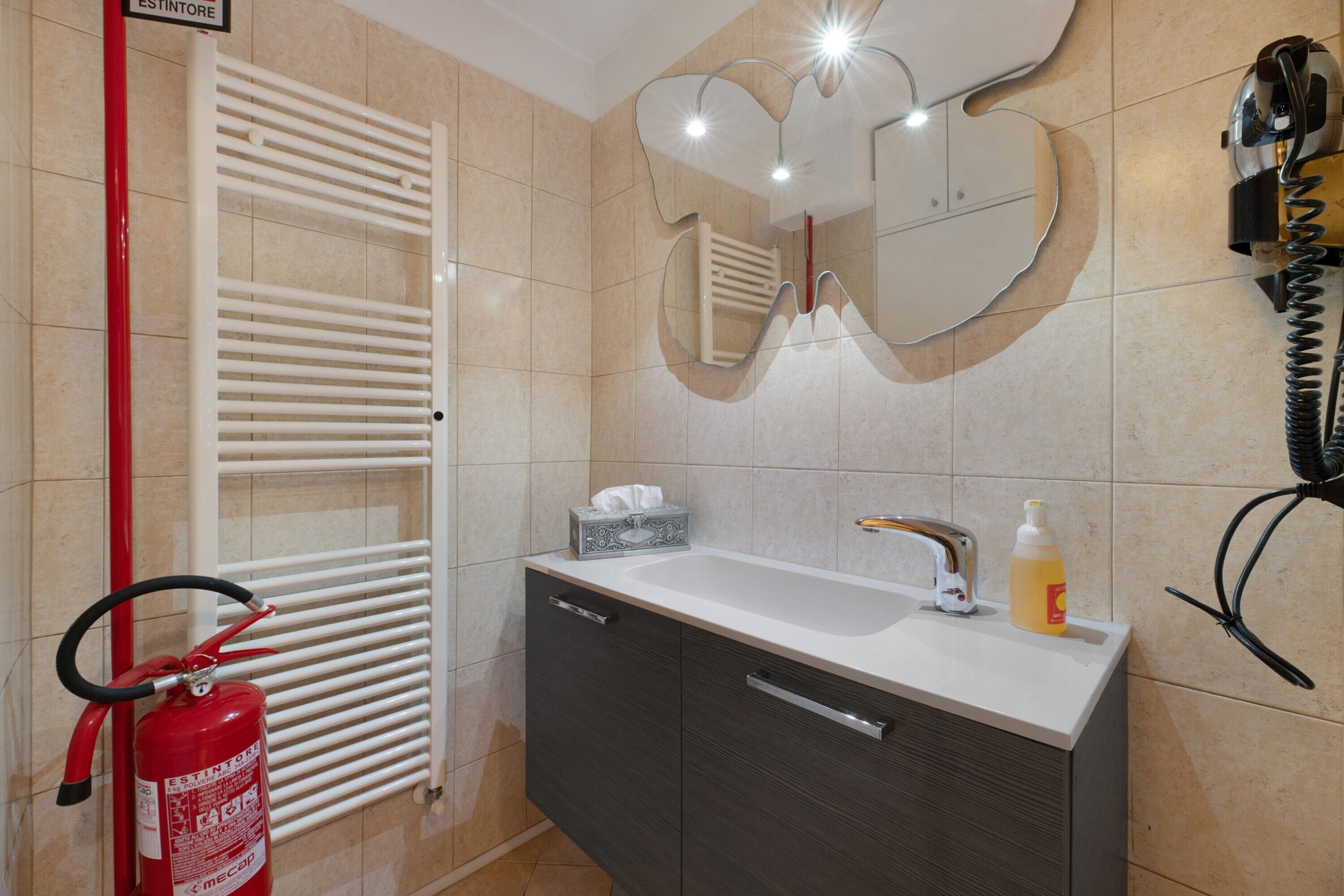 Doccia, set di cortesia gratuito, asciugacapelli, asciugamani