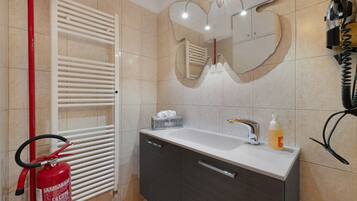 Doccia, set di cortesia gratuito, asciugacapelli, asciugamani