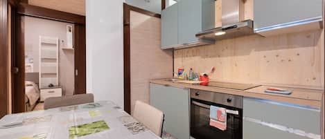 Four Ă micro-ondes, un four, surface de cuisson, lave-vaisselle