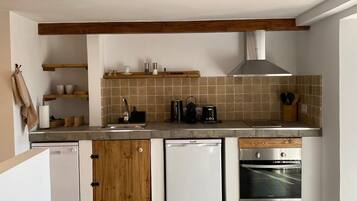 Een koelkast, een oven, een kookplaat, een vaatwasser