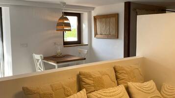 Een smart-tv en boeken