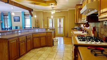 KylskÄp, mikrovÄgsugn, ugn och spishÀll