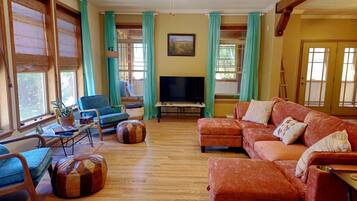 Smart-tv, eldstad och böcker