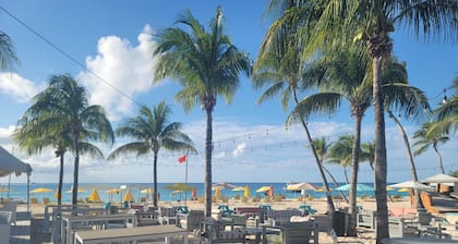 Luxury 1-bedroom/2 Queens off beautiful Meads Bay with WiFi, AC