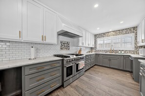 Mikrobølgeovn, ovn, kokeplater og oppvaskmaskin