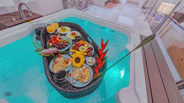 Una piscina con una bandeja flotante de comida y bebidas.