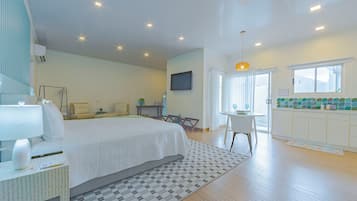 Deluxe Apartment | Premium bedding, blackout drapes, iron/ironing board, free WiFi