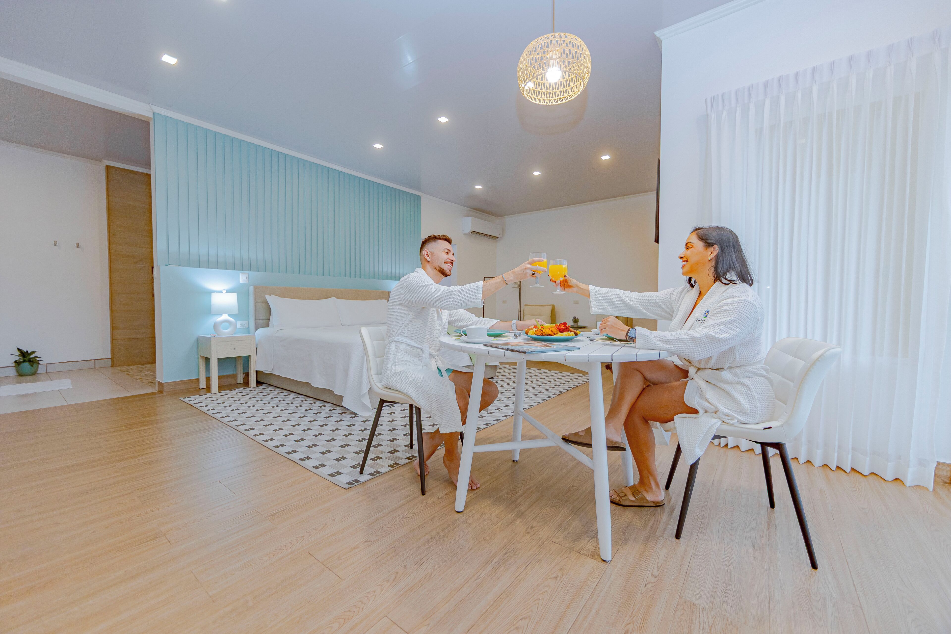 Appartement Deluxe | Coin séjour | TV connectée de 42 pouces avec chaînes par câble