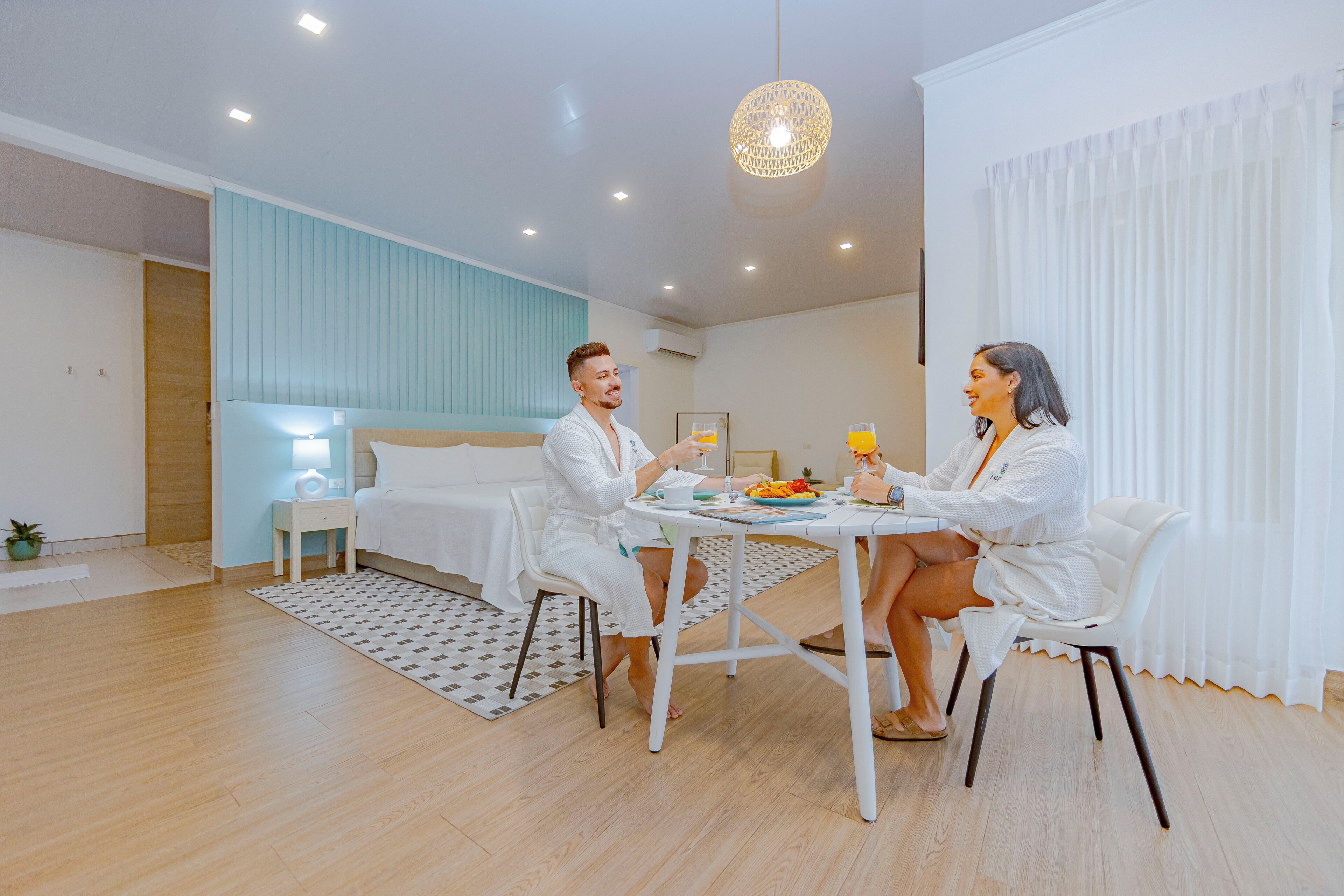 Deluxe-lejlighed | Opholdsområde | 42-tommers smart-tv med kabelkanaler