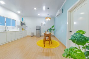 Suite Supérieure | Cuisine privée | Réfrigérateur, micro-ondes, plaque de cuisson, grille-pain
