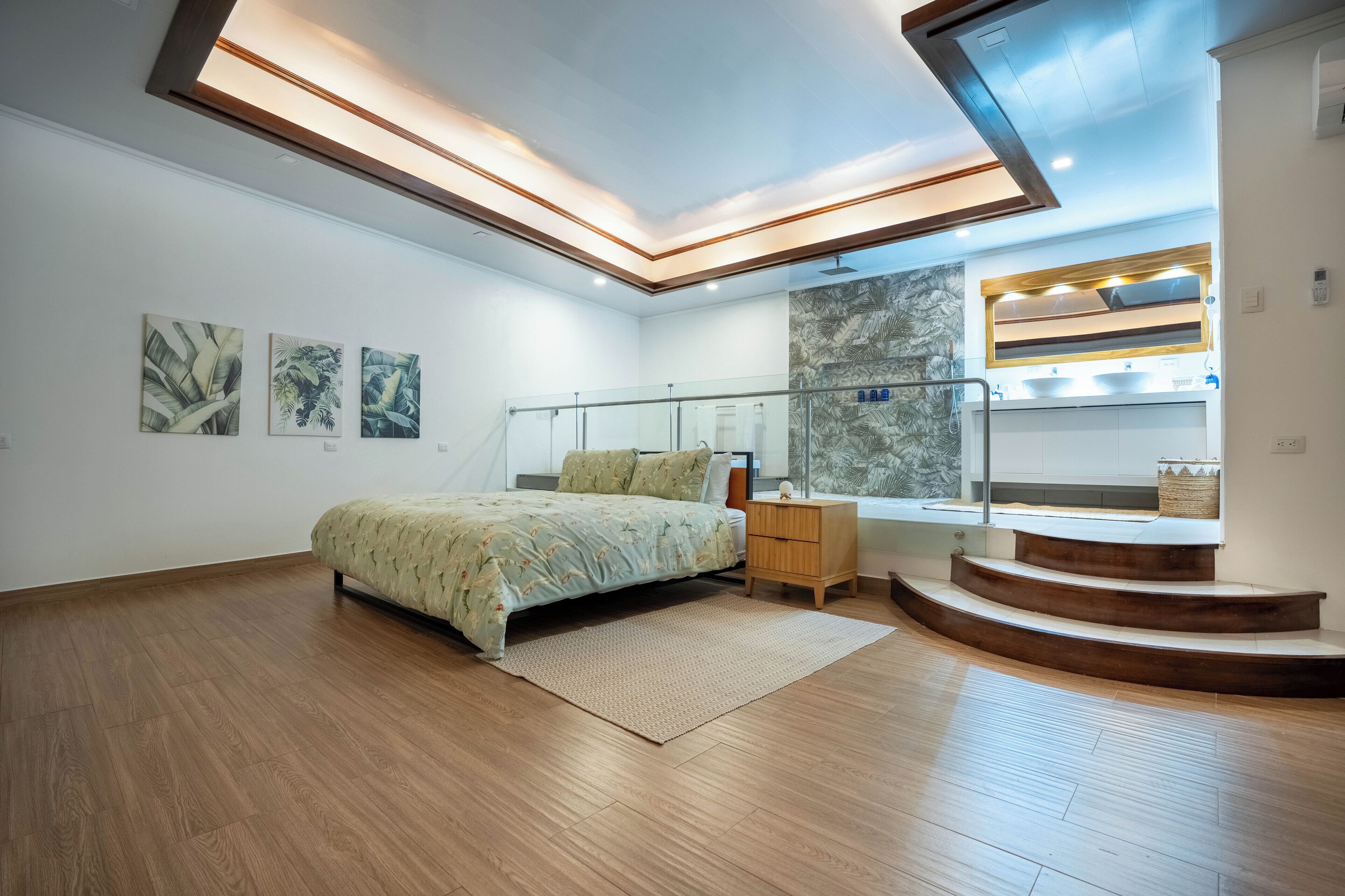 Suite – superior | Sengetøy av topp kvalitet, blendingsgardiner og strykejern/-brett