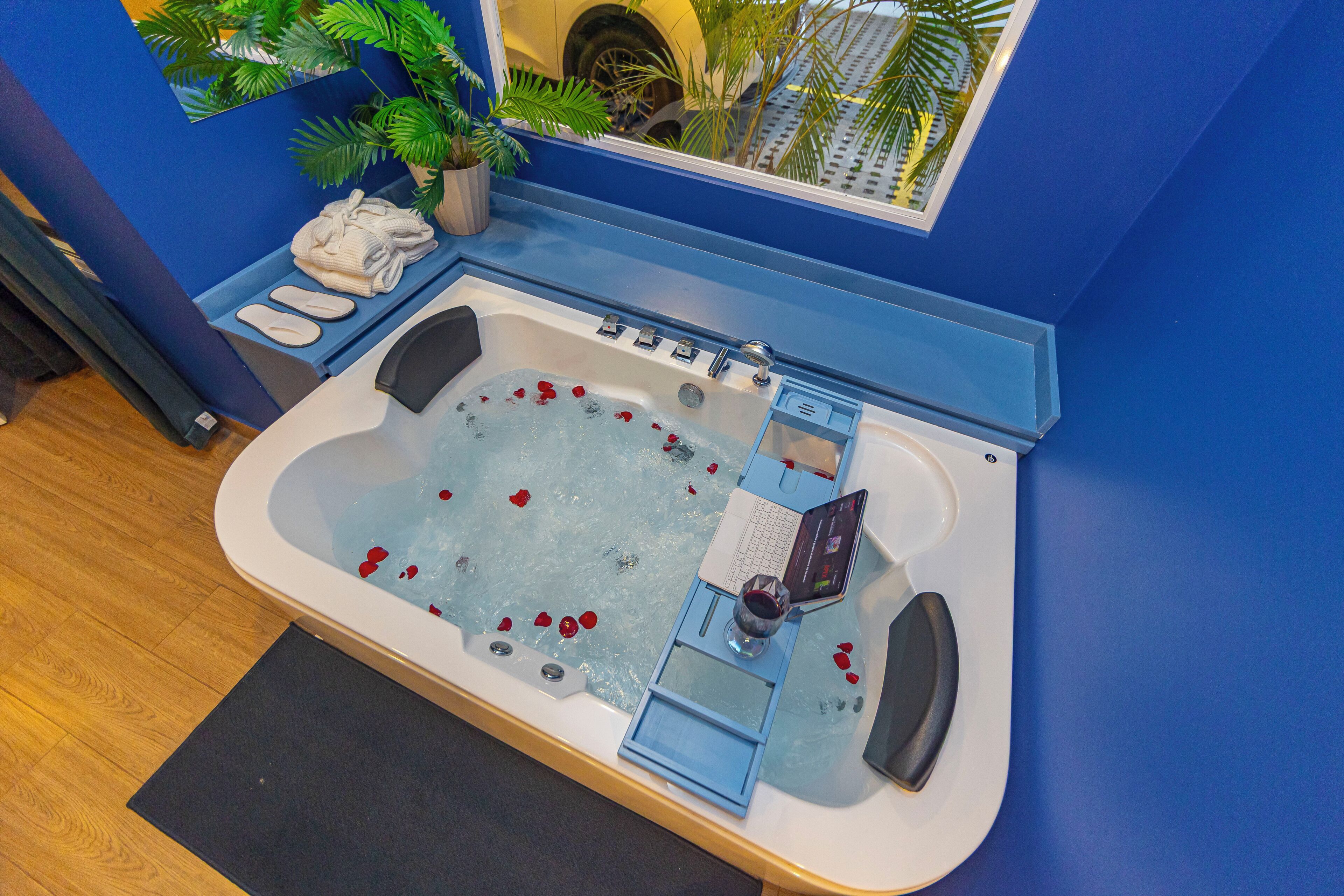 Une salle de bain moderne équipée d’une baignoire, de toilettes, d’un lavabo et d’un espace douche.