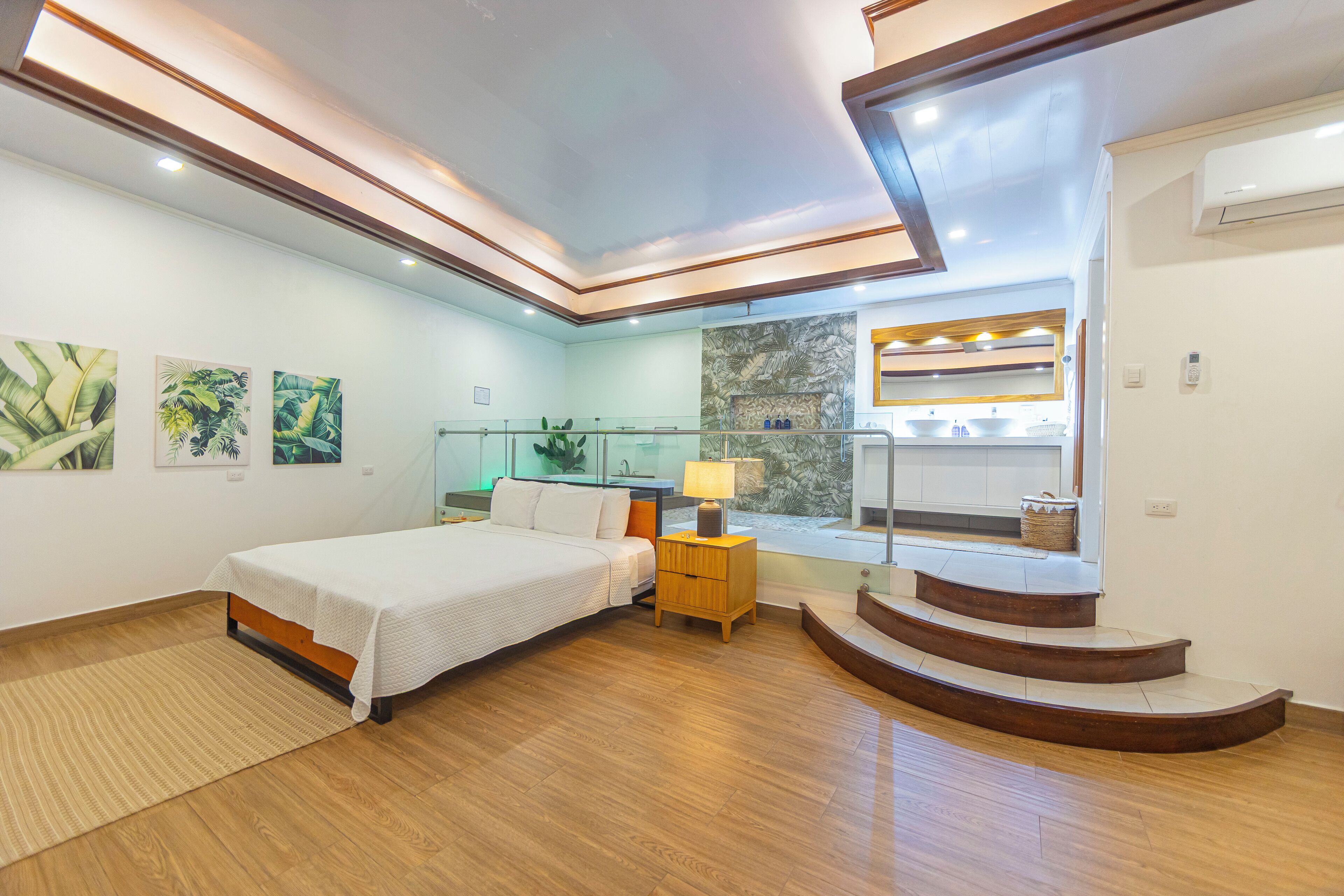 Superior suite | Luxe beddengoed, verduisterende gordijnen, een strijkplank/strijkijzer