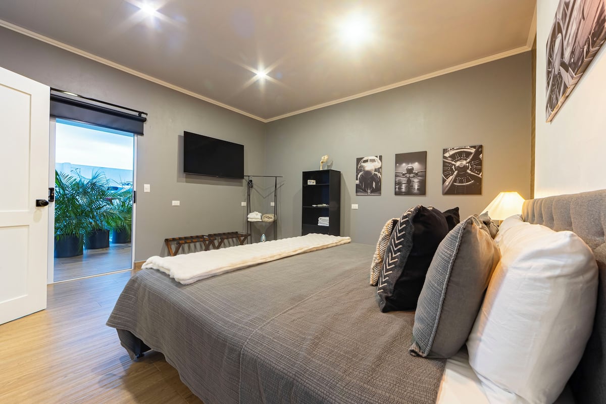 Căn hộ tiện nghi đơn giản | Bộ đồ giường cao cấp, màn/rèm cản sáng, bàn ủi/dụng cụ ủi quần áo
