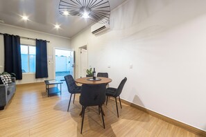 Comfort Διαμέρισμα | Περιοχή καθιστικού | Τηλεόραση Smart 42 ιντσών με καλωδιακά κανάλια