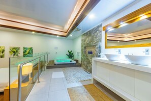 Superior suite | Badkamer | Een douche, een regendouche, gratis toiletartikelen, een haardroger