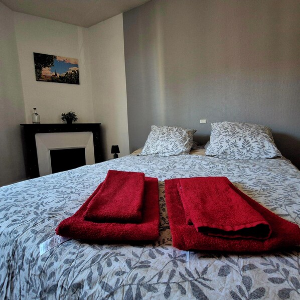 1 bedroom, bed sheets