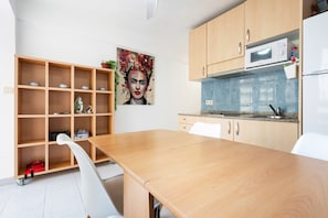 Kühlschrank, Mikrowelle, Herdplatte, Wasserkocher mit Kaffee-/Teezubehör