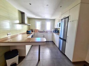 Micro-ondes, four, plaque de cuisson, lave-vaisselle