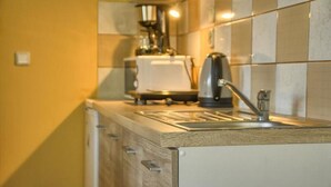 A kitchen with a sink, a coffee maker, and a toaster. - Holiday Apartment for 4 People, Lubin (Międzyzdroje)