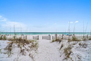 På stranden
