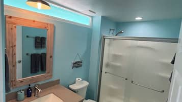 Een douche, een haardroger, handdoeken, zeep
