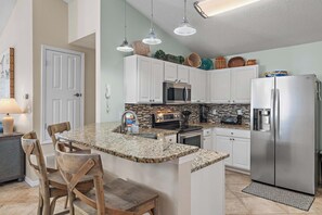 Fridge, microwave, oven, stovetop - ⛱️Private Pool-Walk to Beach-Cone's Cove☀️ (Miramar Beach)