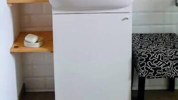 Douche, sĂšche-cheveux, serviettes fournies, shampoing