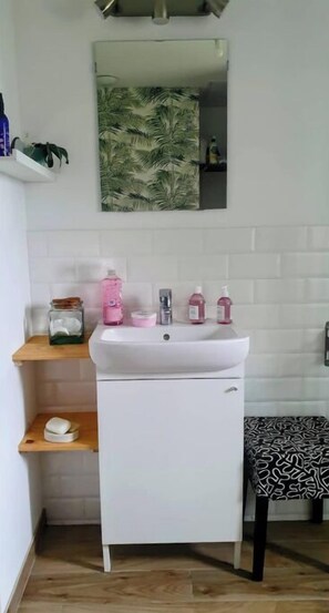 Shower, hair dryer, towels, shampoo