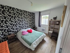 2 bedrooms, iron/ironing board, travel cot, free WiFi