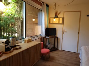Quarto casal superior, vista para o jardim | Quartos à prova de som, Wi-Fi de cortesia