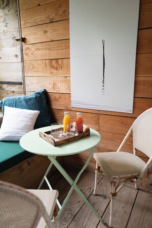 Quarto casal conforto, vista para o jardim | Terraço/pátio