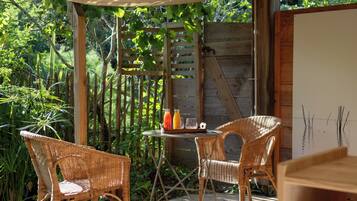 Chambre Double Supérieure, vue jardin | Terrasse/Patio