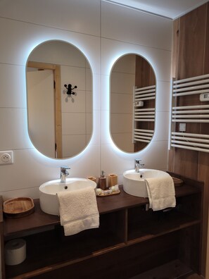 Superior Double Room, Garden View | Bathroom - Le Lodge du Cap Ferret (Lège-Cap-Ferret)