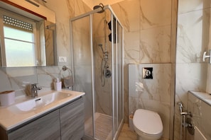 Dusche, Bidet, Handtücher