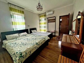 Iron/ironing board, WiFi, bed sheets