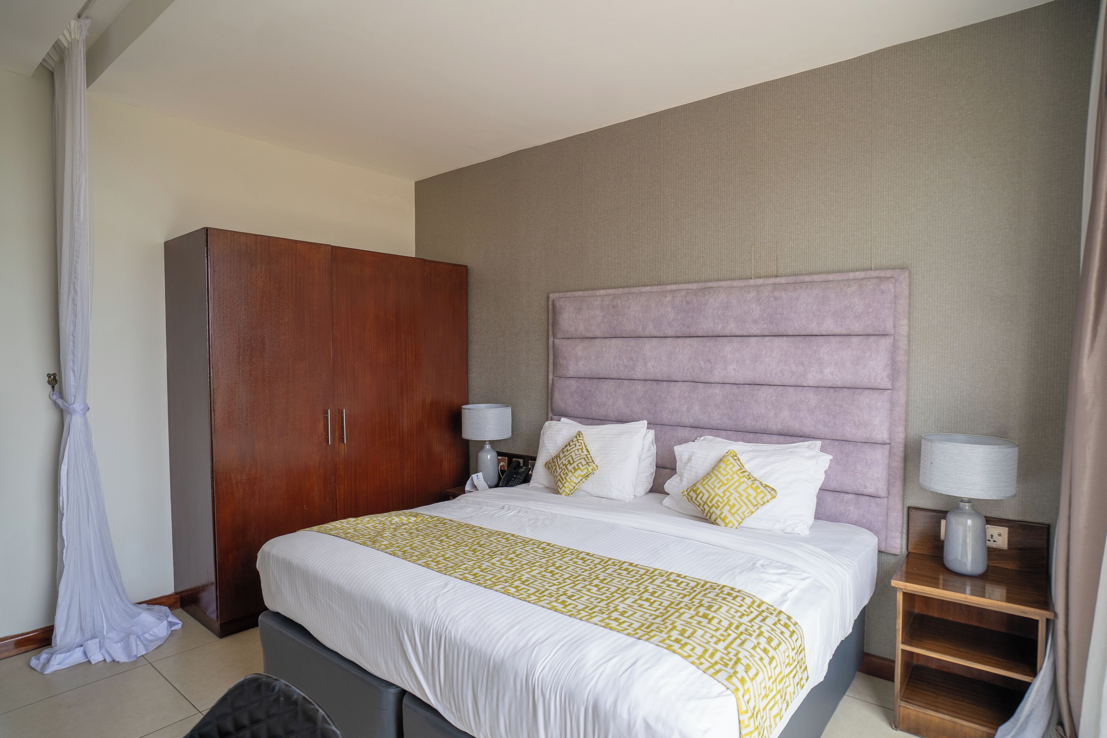 Chambre exécutive, 1 très grand lit, non-fumeur, vue sur le lac | Coffre-fort, bureau, espace de travail pour ordinateurs portables