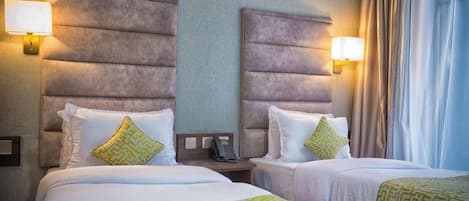 Standaard Twin kamer, 2 eenpersoonsbedden, niet-roken | Een kluis op de kamer, een bureau, een laptopwerkplek