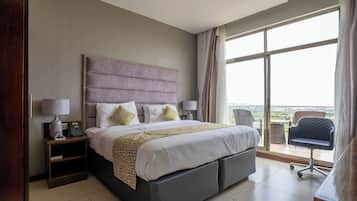 Executive Room, 1 King Bed, Non Smoking, Lake View | In-room safe, desk, laptop workspace, blackout drapes