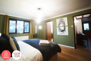 7 habitaciones, tabla de planchar con plancha, wifi y ropa de cama