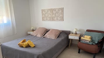 1 slaapkamer, een strijkplank/strijkijzer, reisbedje, gratis wifi