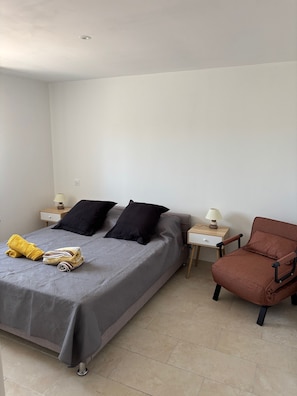 1 chambre, fer et planche à repasser, lit parapluie, Wi-Fi gratuit