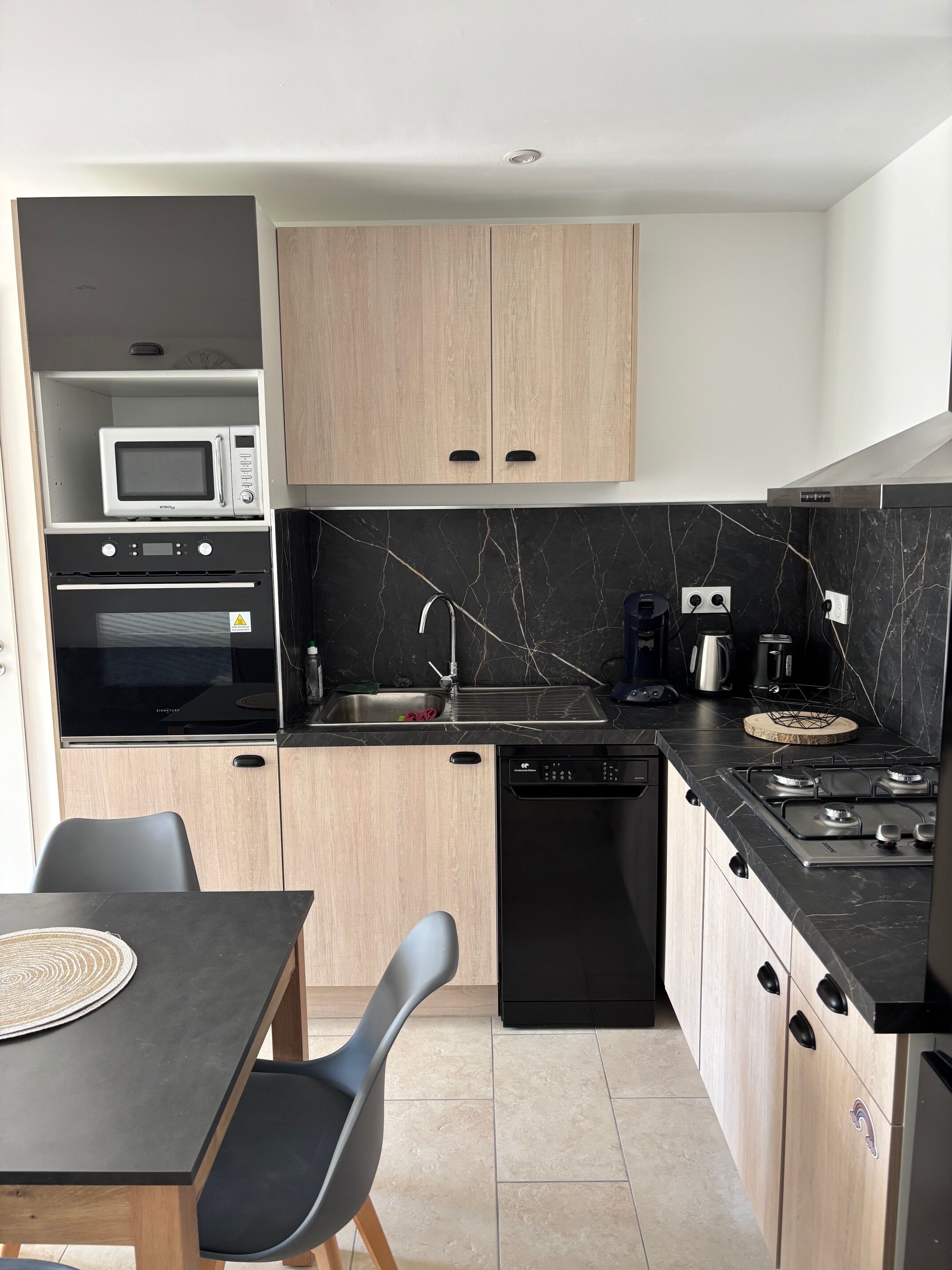 Kühlschrank, Mikrowelle, Ofen, Herdplatte