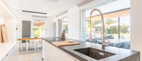 Réfrigérateur, four à micro-ondes, un four, surface de cuisson