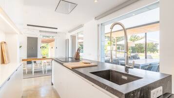 Een koelkast, een microgolfoven, een oven, een kookplaat