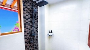 A bathroom with a shower, a window, and a tiled wall. - Wu Suo · Li Ziyuan (Lijiang Old Town Mufu Hotel) (Lijiang)